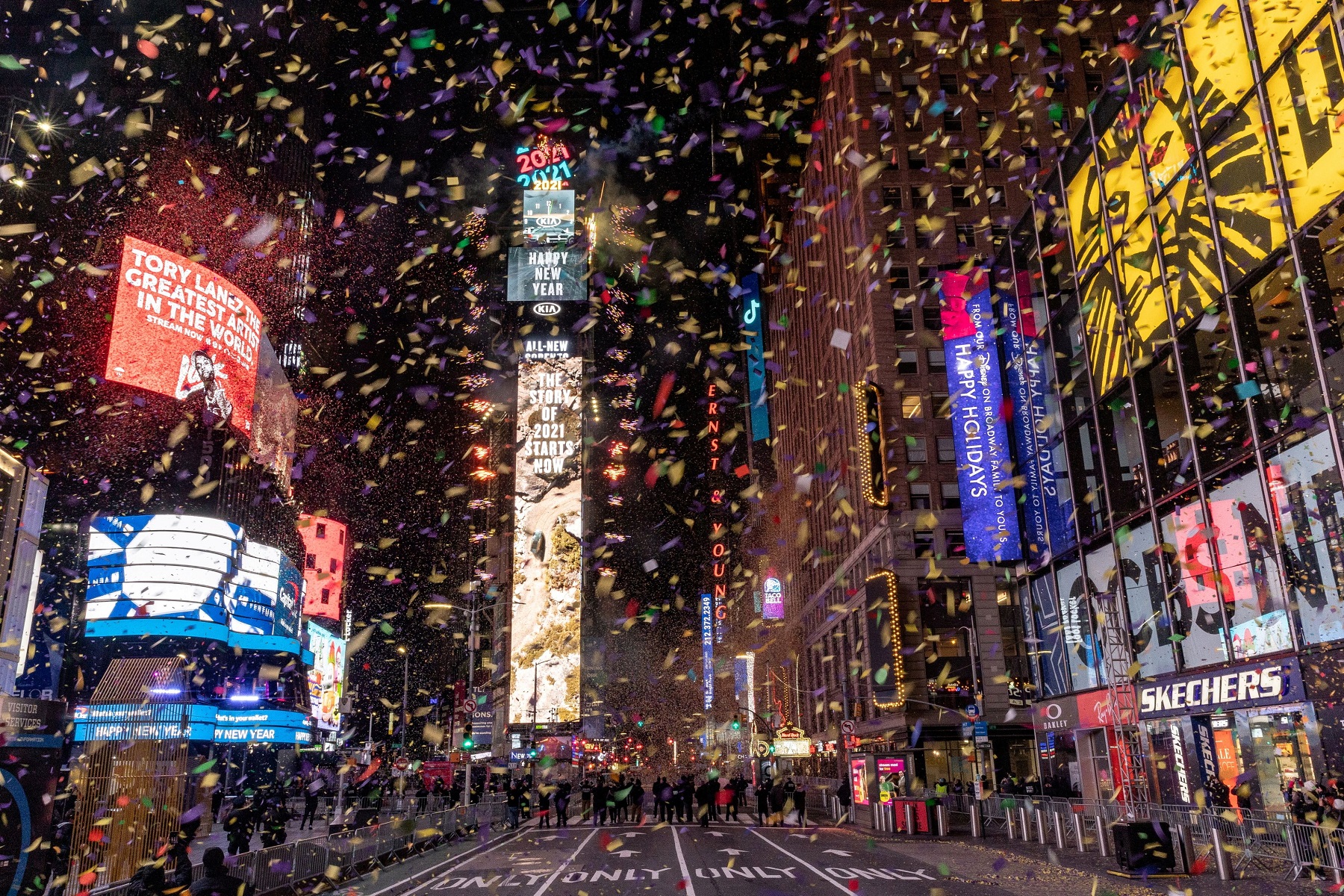 Times Square en Nueva York, sin los miles de turistas y neoyorquinos que esperan el nuevo año y acompañan la cuenta regresiva de su enorme bola. Foto: Reuters