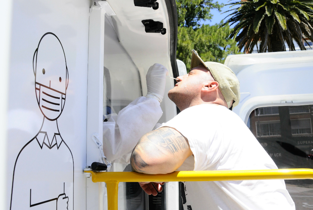 Unidad móvil de la IMM para test de COVID-19. Foto: Darwin Borrelli