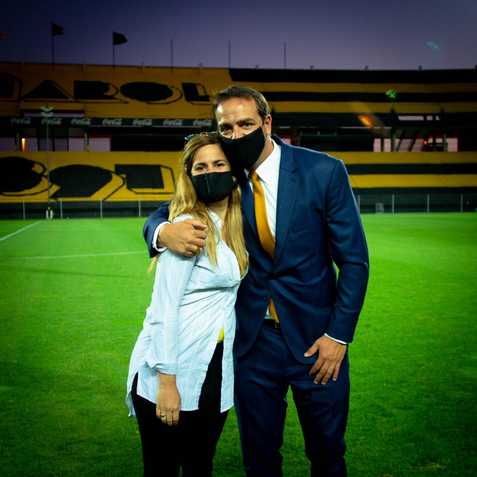 Patricia López junto a Ignacio Ruglio en el Estadio Campeón del Siglo. Foto: Sergio Trías.