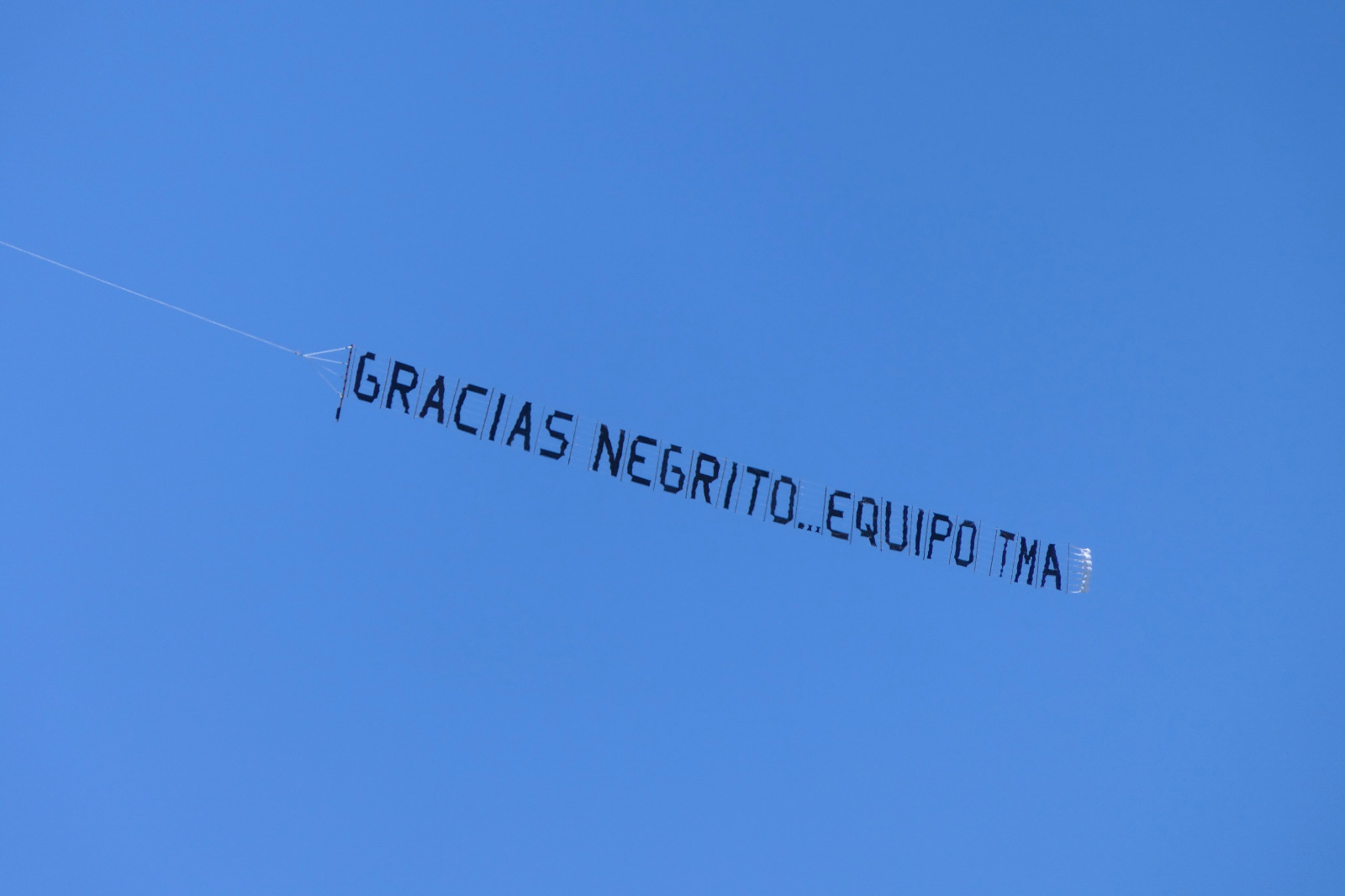 Mensaje en apoyo a Edinson Cavani en una avioneta que sobrevoló Punta del Este. Foto: Ricardo Figueredo