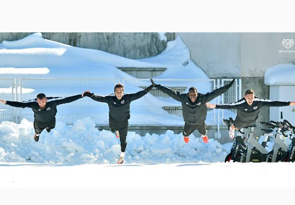 Emiliano Velázquez junto a compañeros de equipo del Rayo Vallecano