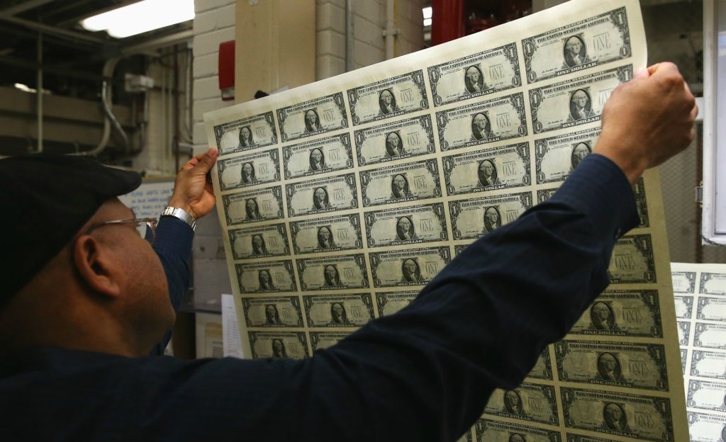 Planchas de billete de un dólar. Foto: AFP