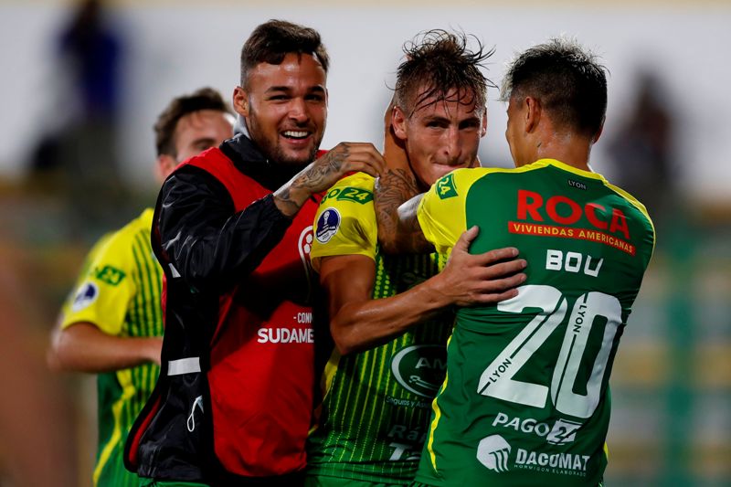 Braian Romero y Walter Bou celebran el gol en el Defensa y Justicia-Coquimbo. Foto: AFP.