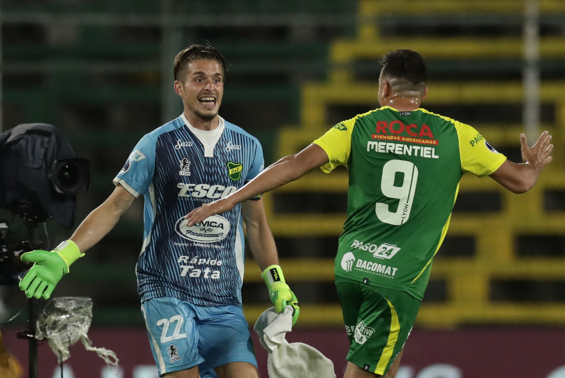Miguel Merentiel celebra la clasificación de Defensa y Justicia junto a Ezequiel Unsaín. Foto: AFP.