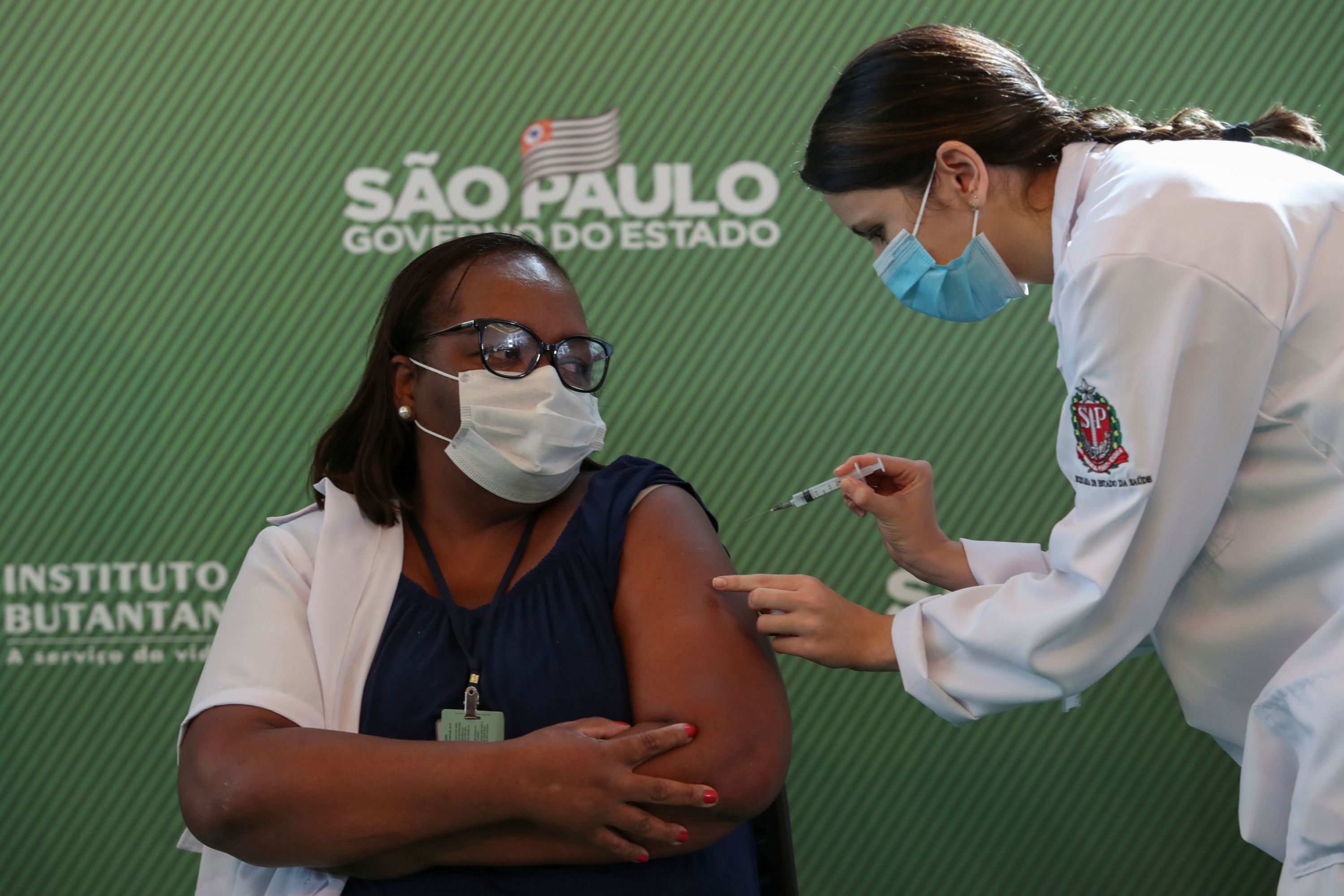 Vacunación de enfermera en San Pablo. Foto: Reuters