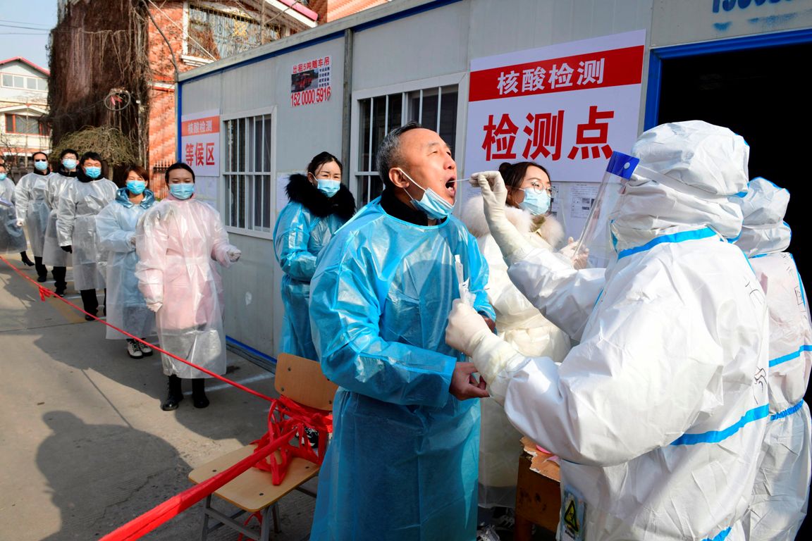 Test de coronavirus en Shijiazhuang, China. Foto: AFP.