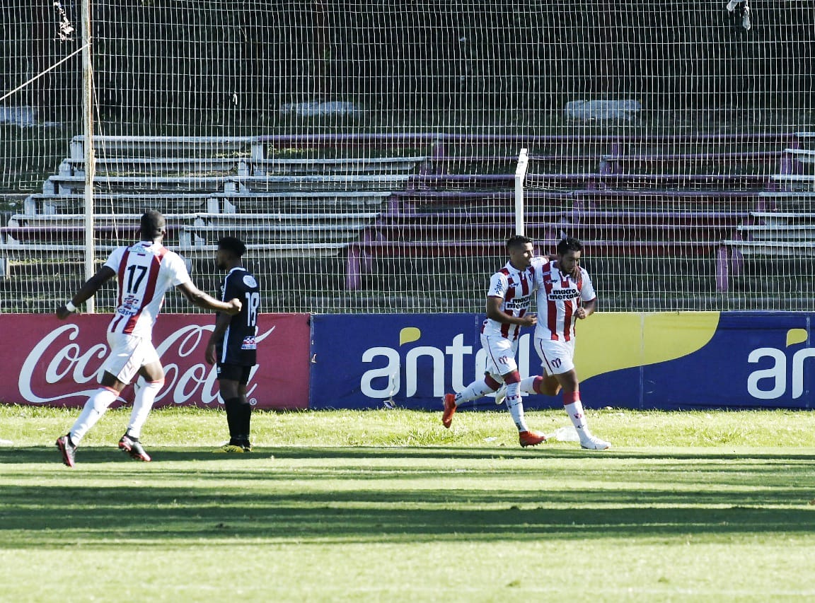 Los jugadores de River Plate celebran el gol frente a Cerro. Foto: Leonardo Mainé.