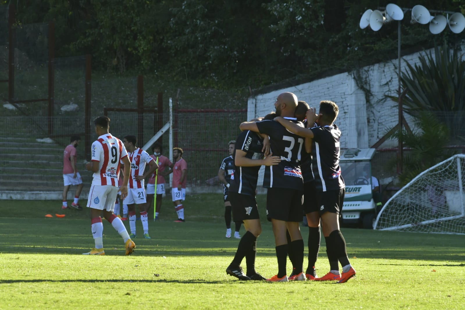 Los jugadores de Cerro festejan el gol de José Luis Tancredi. Foto: Leonardo Mainé.