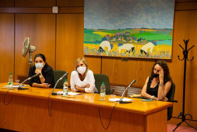 Argimón se reunió con la bancada bicameral femenina, tras lo cual se resolvió solicitar una reunión con la Suprema Corte de Justicia. Foto: Parlamento del Uruguay