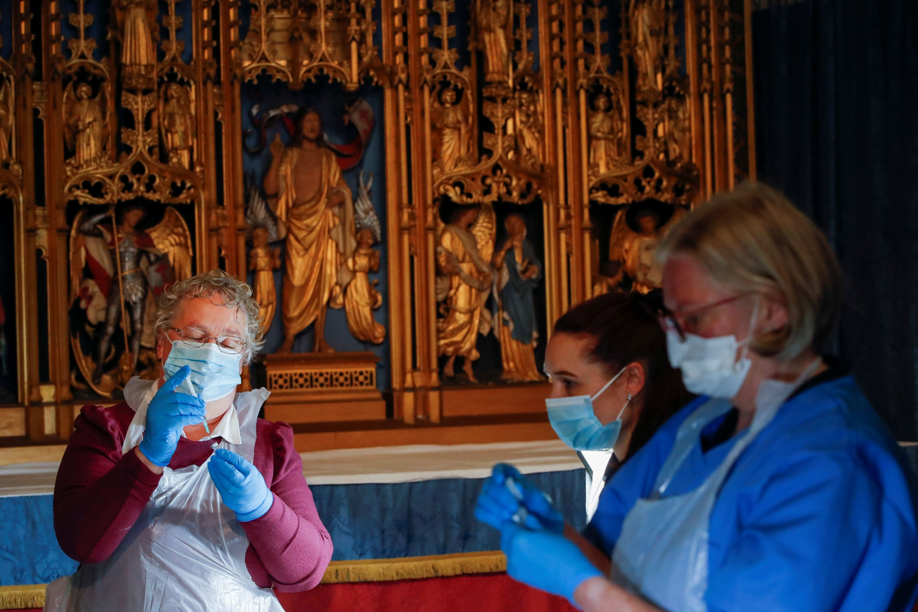 Personal médico se prepara para administrar la vacuna dentro de la Catedral de Salisbury. Foto: Reuters