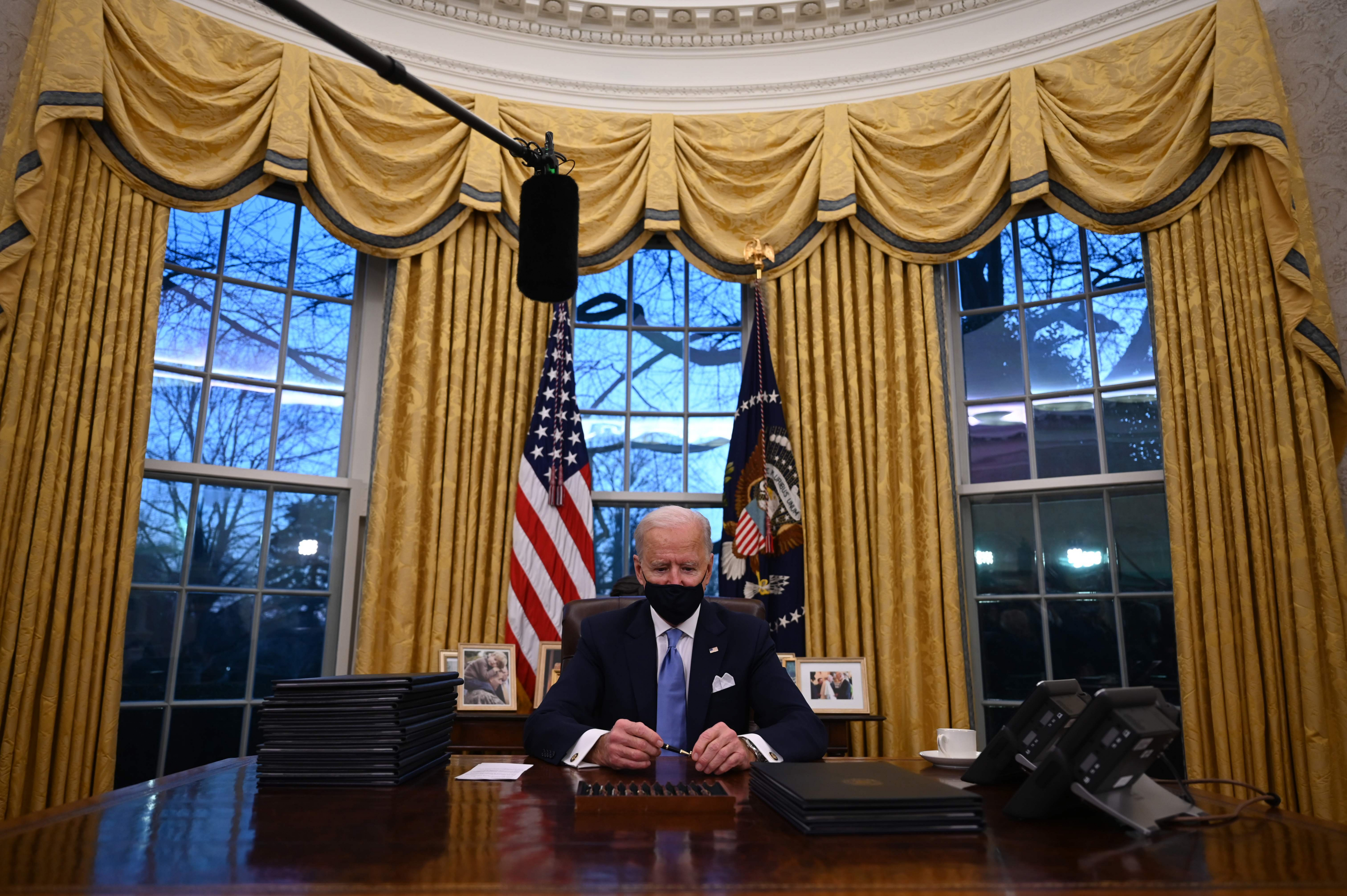 Joe Biden en el Salón Oval. Foto: AFP