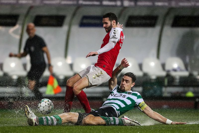 Sebastián Coates en el duelo entre Sporting de Lisboa y Sporting Braga. Foto: AFP.