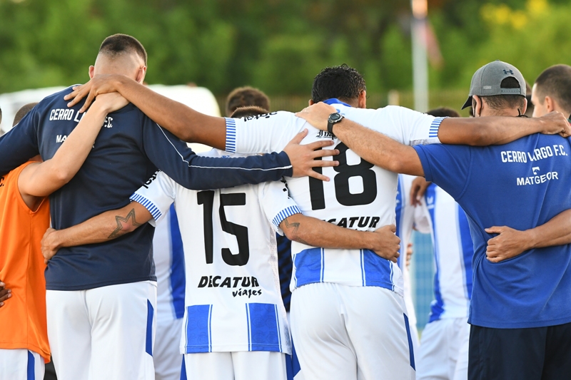 Los jugadores de Cerro Largo previo al duelo ante Nacional. Foto: Estefanía Leal.