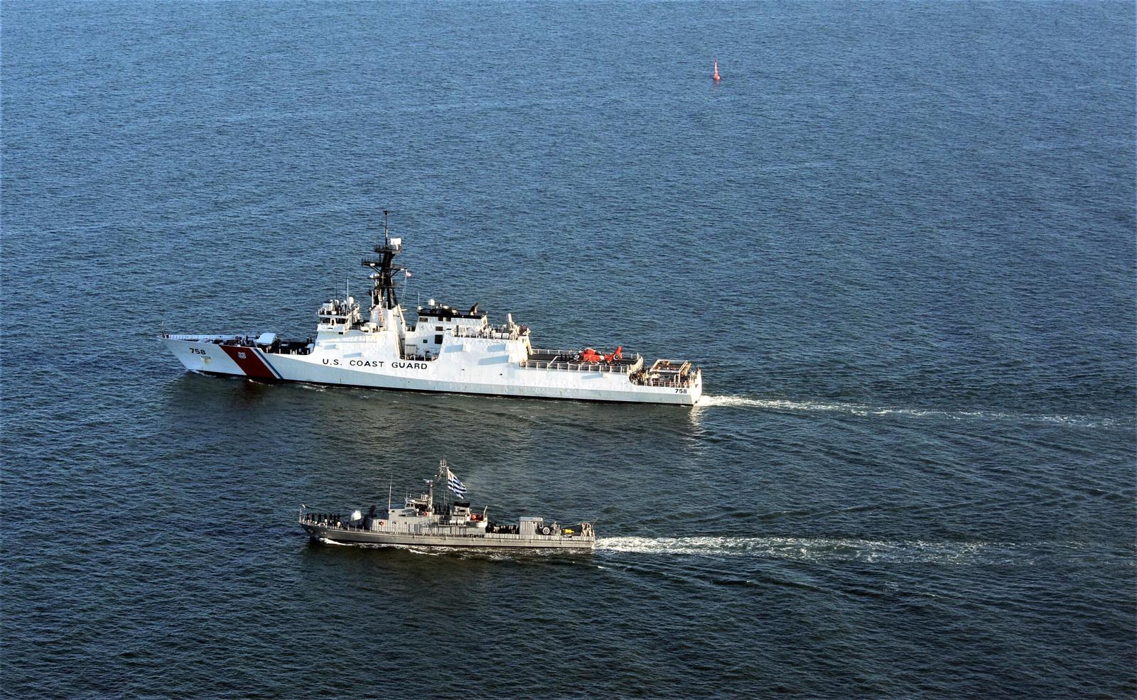 El buque “Cutter Stone”, de la Guardia Costera de los Estados Unidos, atracó en Uruguay. Foto: Armada Nacional.