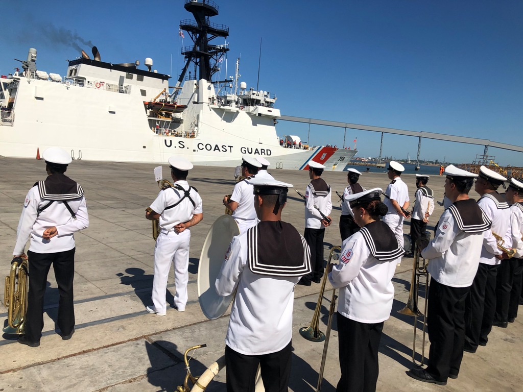El buque “Cutter Stone”, de la Guardia Costera de los Estados Unidos, atracó en Uruguay. Foto: Armada Nacional.