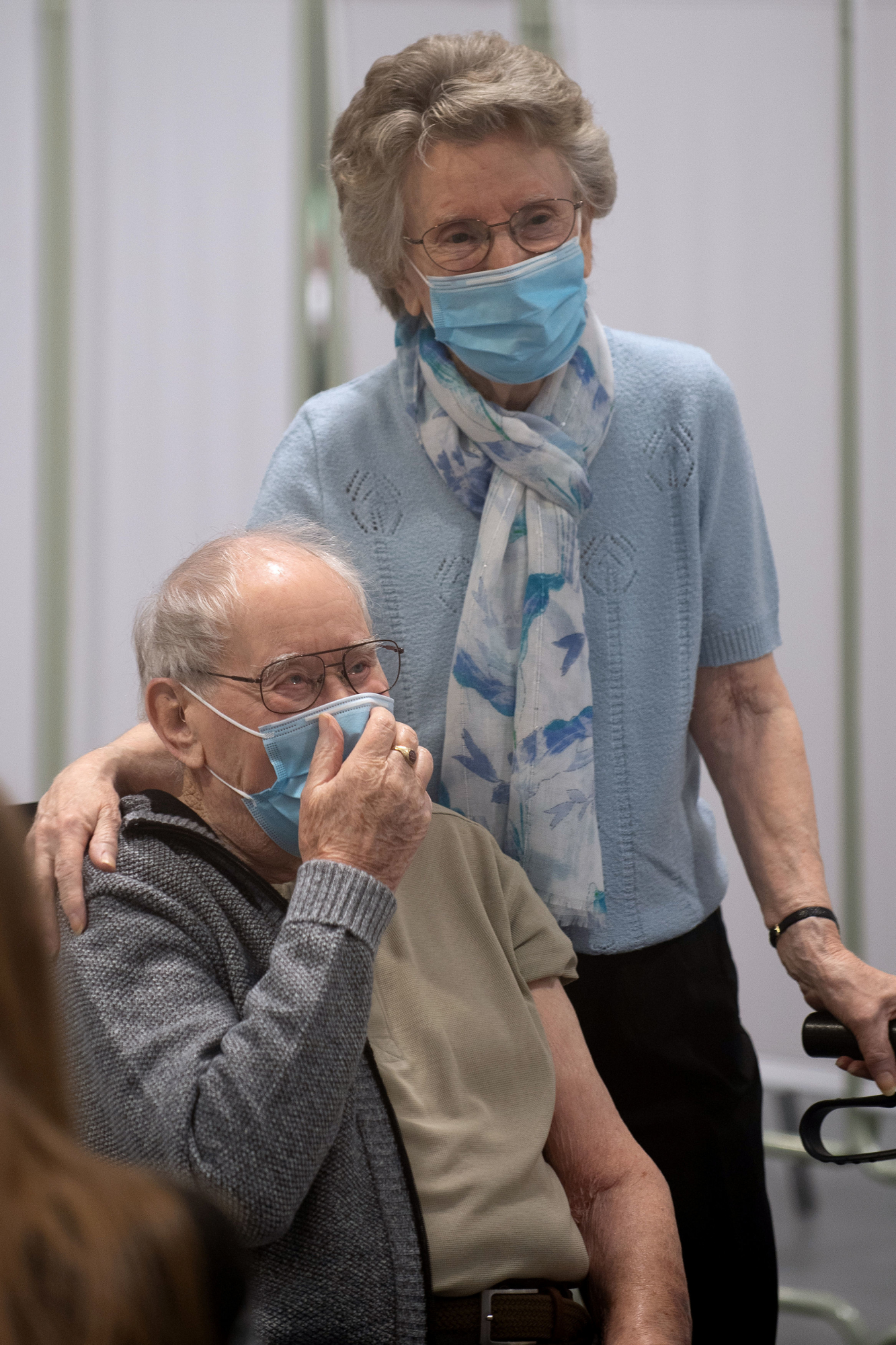 Jenny Holland espera mientras Geoff Holland recibe su dosis de la vacuna Oxford/AstraZeneca. Foto: AFP.