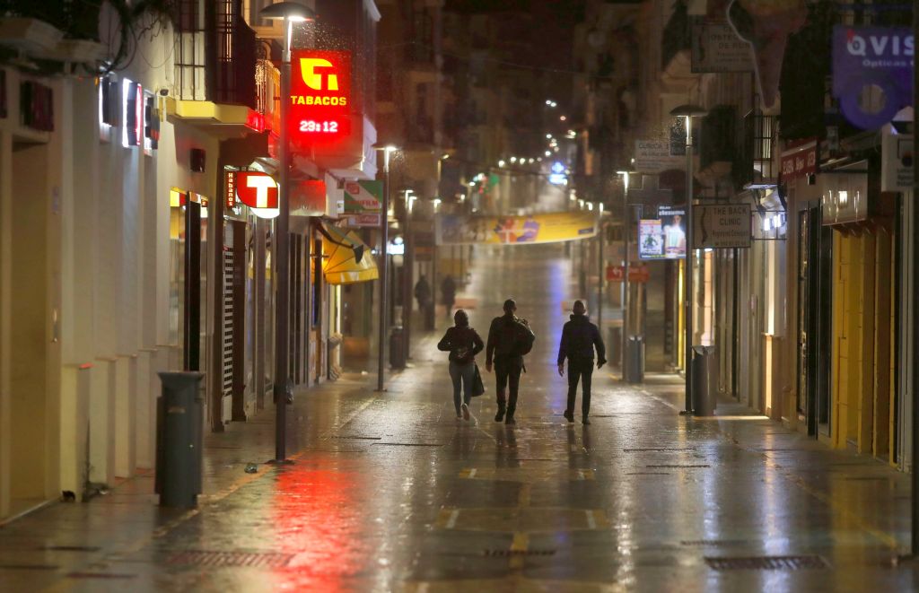 Tres habitantes caminan en la ciudad de Ronda (España). Foto: Reuters