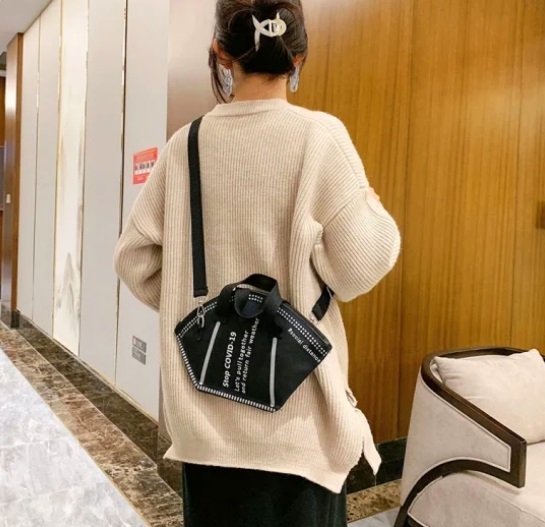 bolso con forma de tapabocas