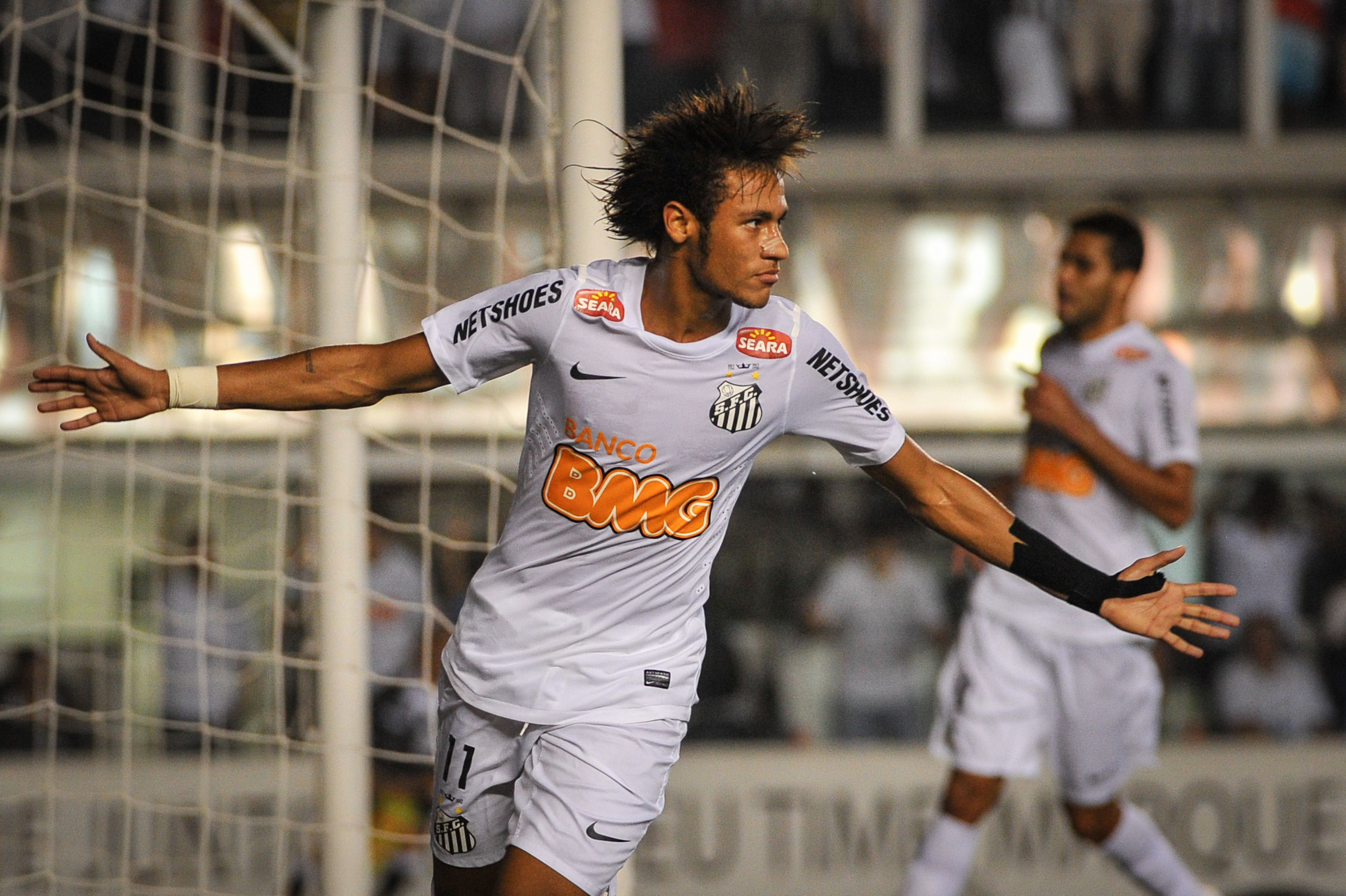 Neymar celebra un gol con el Santos. Foto: Archivo.