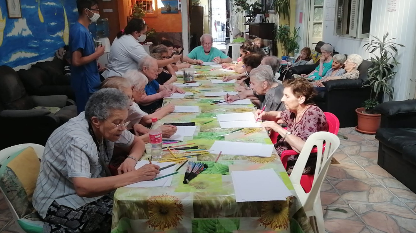 Los viernes son de plástica en el residencial "Dos Hermanas" de la Unión. Su dueña se recocija en los coloridos dibujos que hacen los residentes. Foto: Gladys de los Santos.