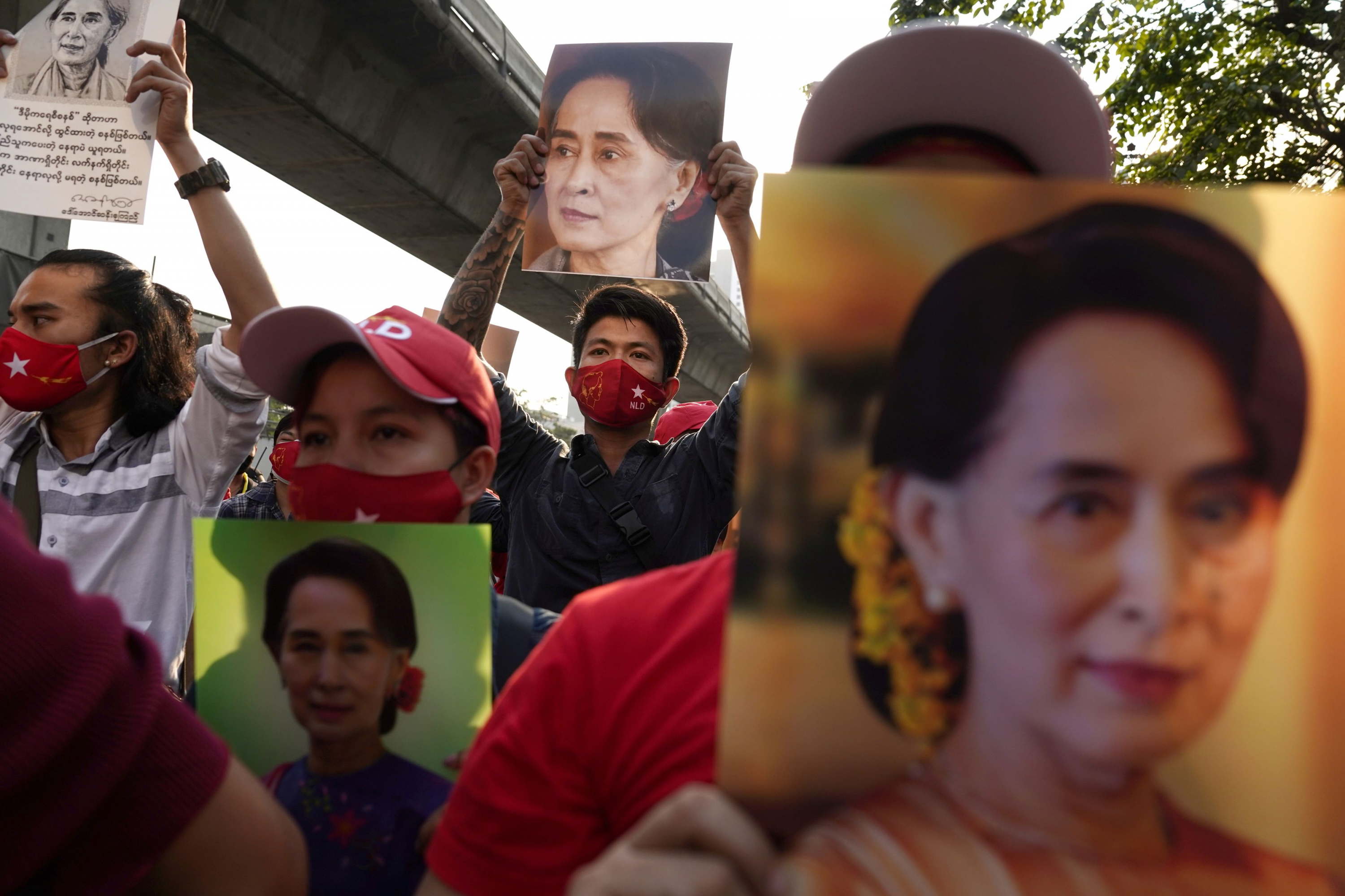 Manifestación por liberación de la líder de Myanmar. Foto: Reuters
