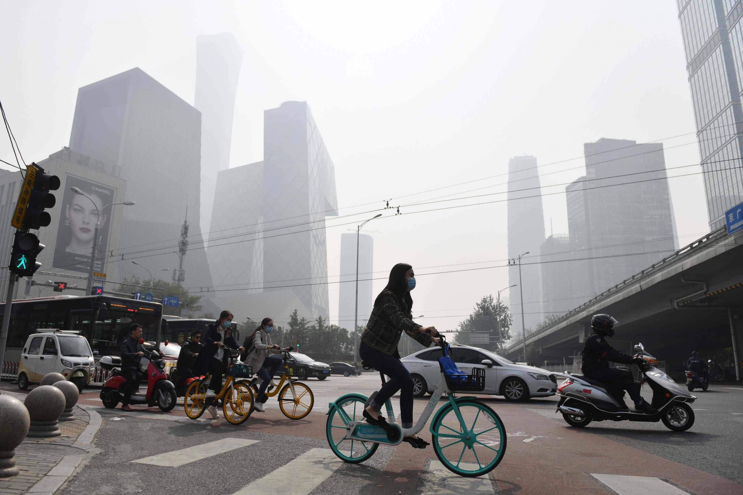 Una carretera en un día contaminado en Beijing., China. Foto: AFP.