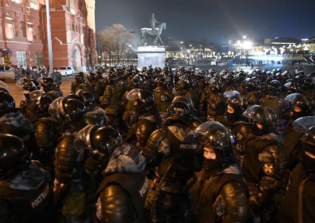 Decenas de policías fueron rápidamente desplegados frente al Kremlin. Foto: AFP