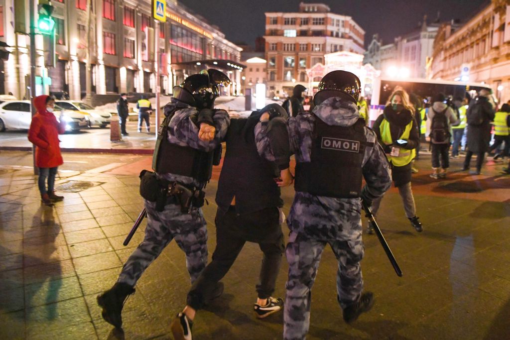 Detenidos en Rusia durante una manifestación por la liberación de Navalni. Foto: AFP