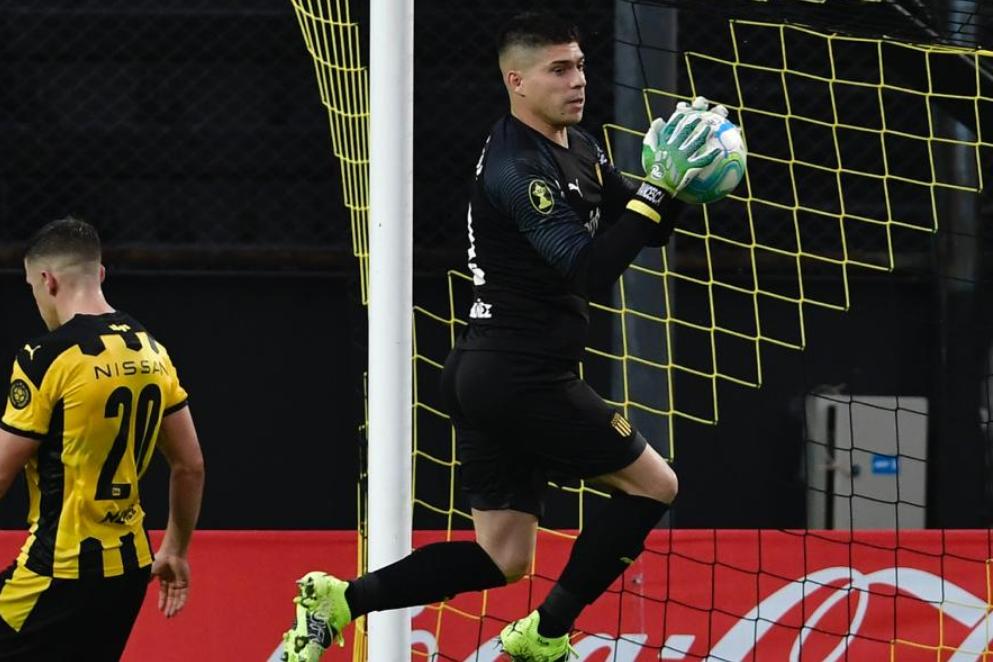 Kevin Dawson atrapando un balón