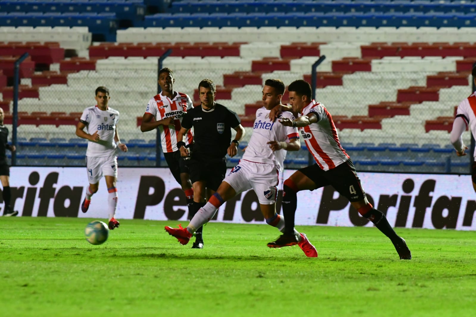 Pablo García marcado por Horacio Salaberry en el Nacional-River Plate. Foto: Francisco Flores.