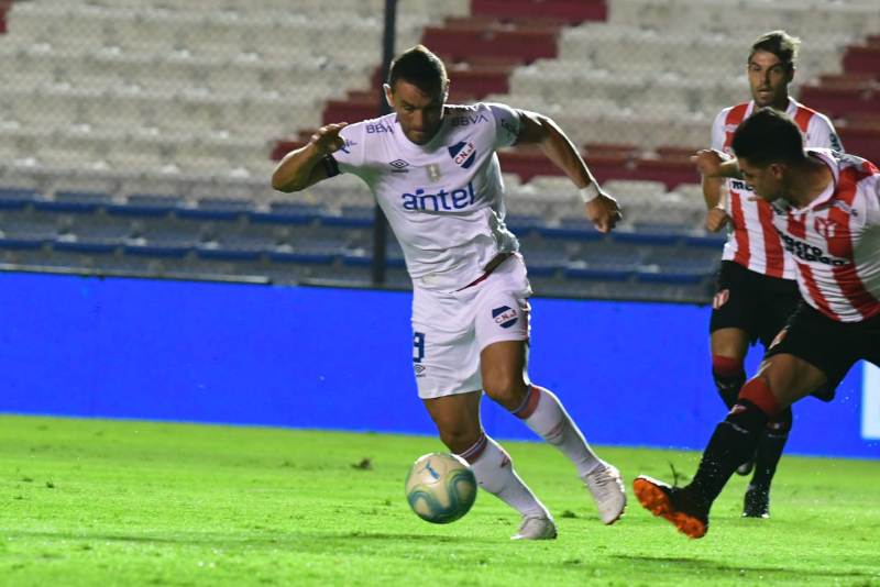 Gonzalo Bergessio en el duelo entre Nacional y River Plate. Foto: Francisco Flores.
