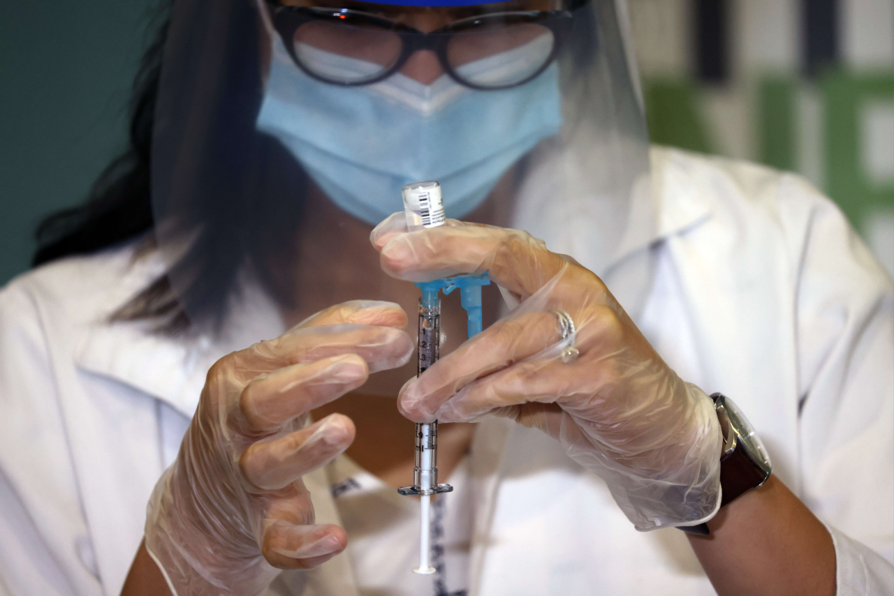 Expertise. Los farmacéuticos y técnicos de farmacia realizan programas de capacitación para vacunar (Foto: AFP)