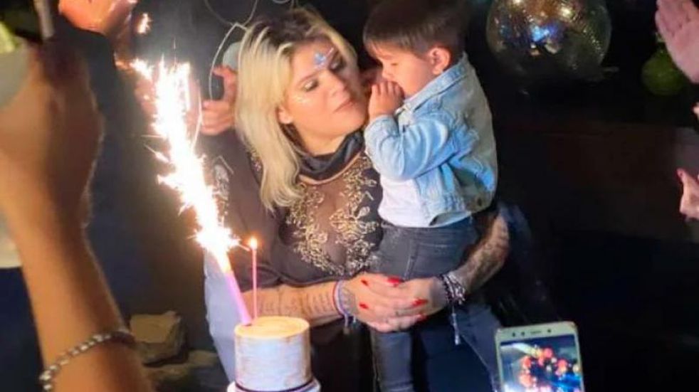 Morena Rial junto a su hijo en su cumpleaños. Foto: Captura