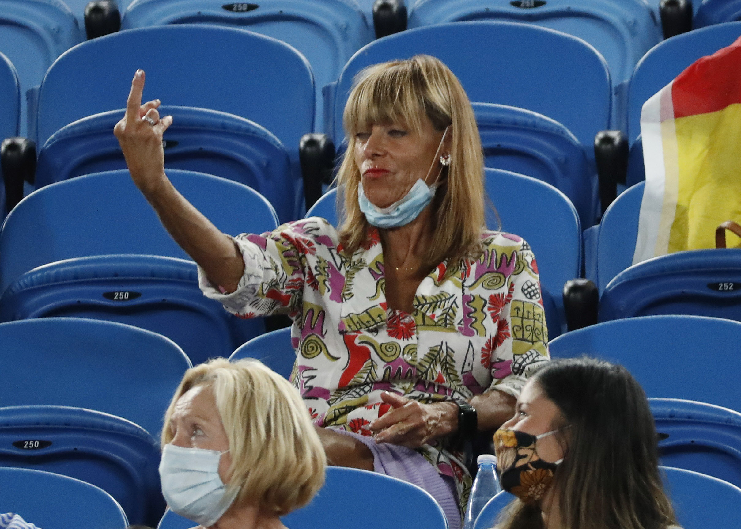 La mujer que le dedicó un gesto obsceno a Rafa Nadal en el Abierto de Australia. Foto: Reuters.