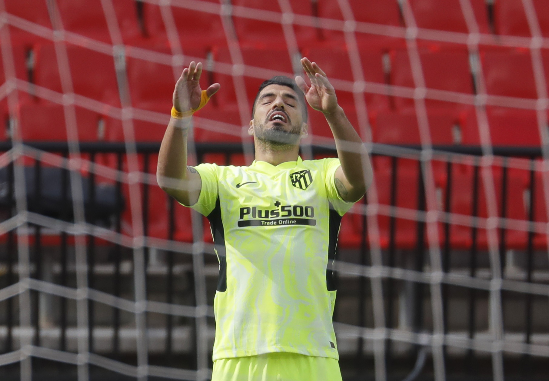 Luis Suárez se lamenta por un gol errado en el Granada - Atlético de Madrid. Foto: Reuters.
