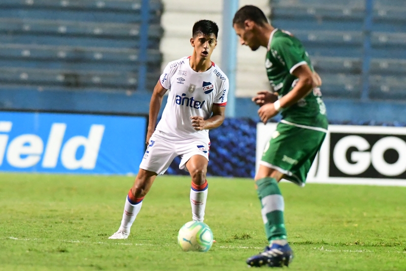 Mathías Laborda con pelota ante la marca de Nicolás Dibble en el Nacional-Plaza Colonia. Foto: Estefanía Leal.