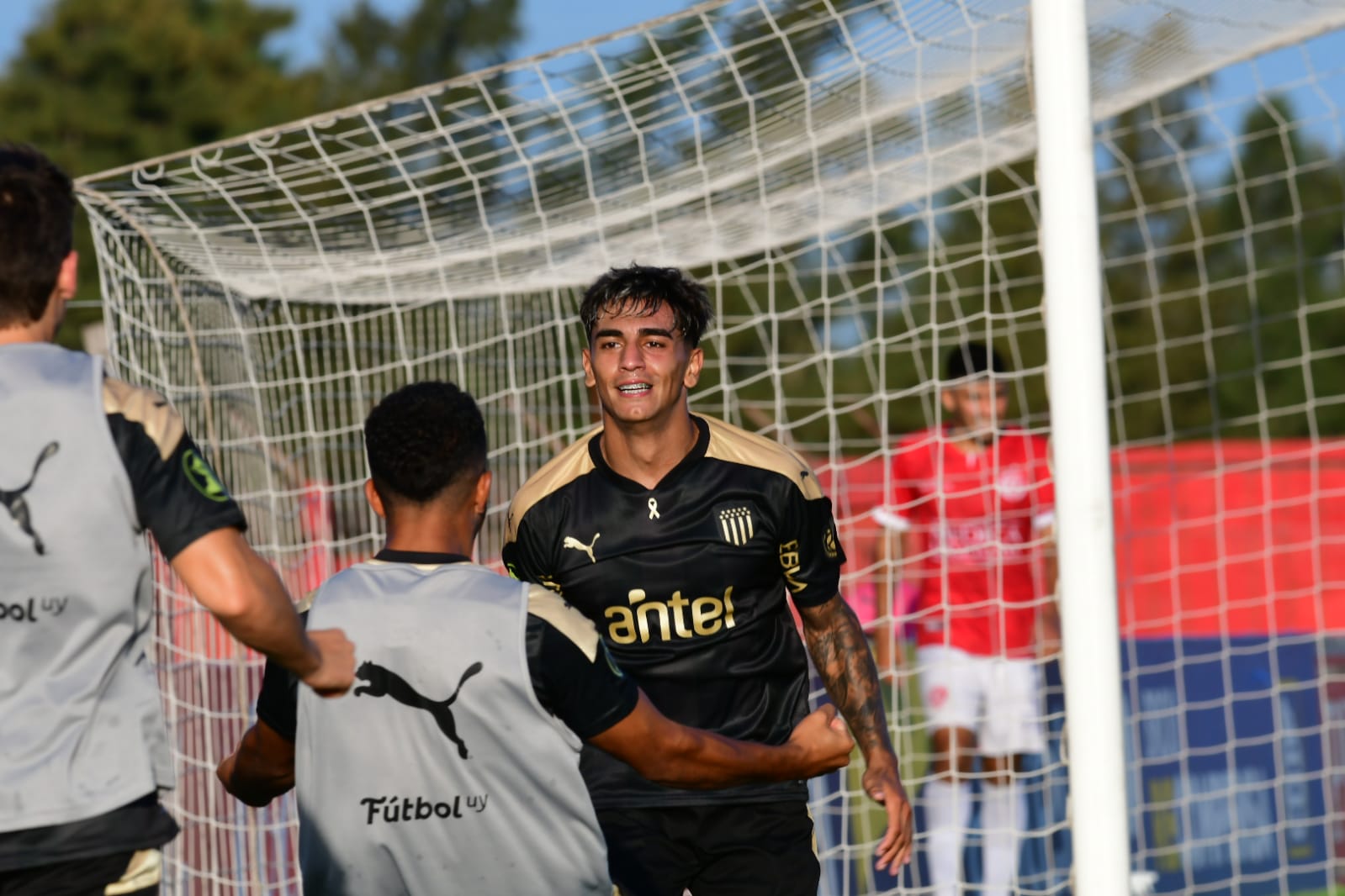 Facundo Torres celebra el gol anotado en el Rentistas-Peñarol. Foto: Francisco Flores.