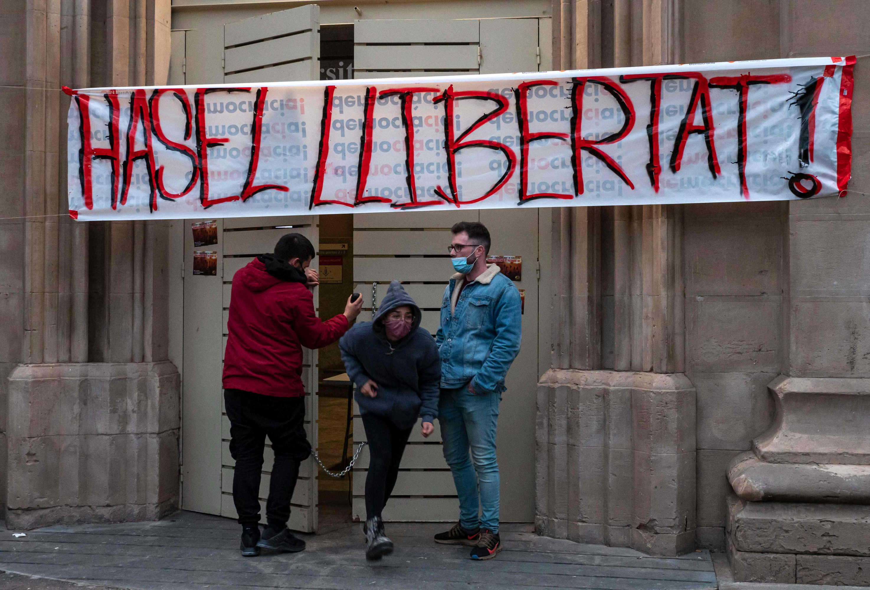 Una pancarta dice "¡Libertad Hasel!" en las afueras de la Universidad de Lleida, este lunes, donde Hasél se atrincheró. Foto: AFP