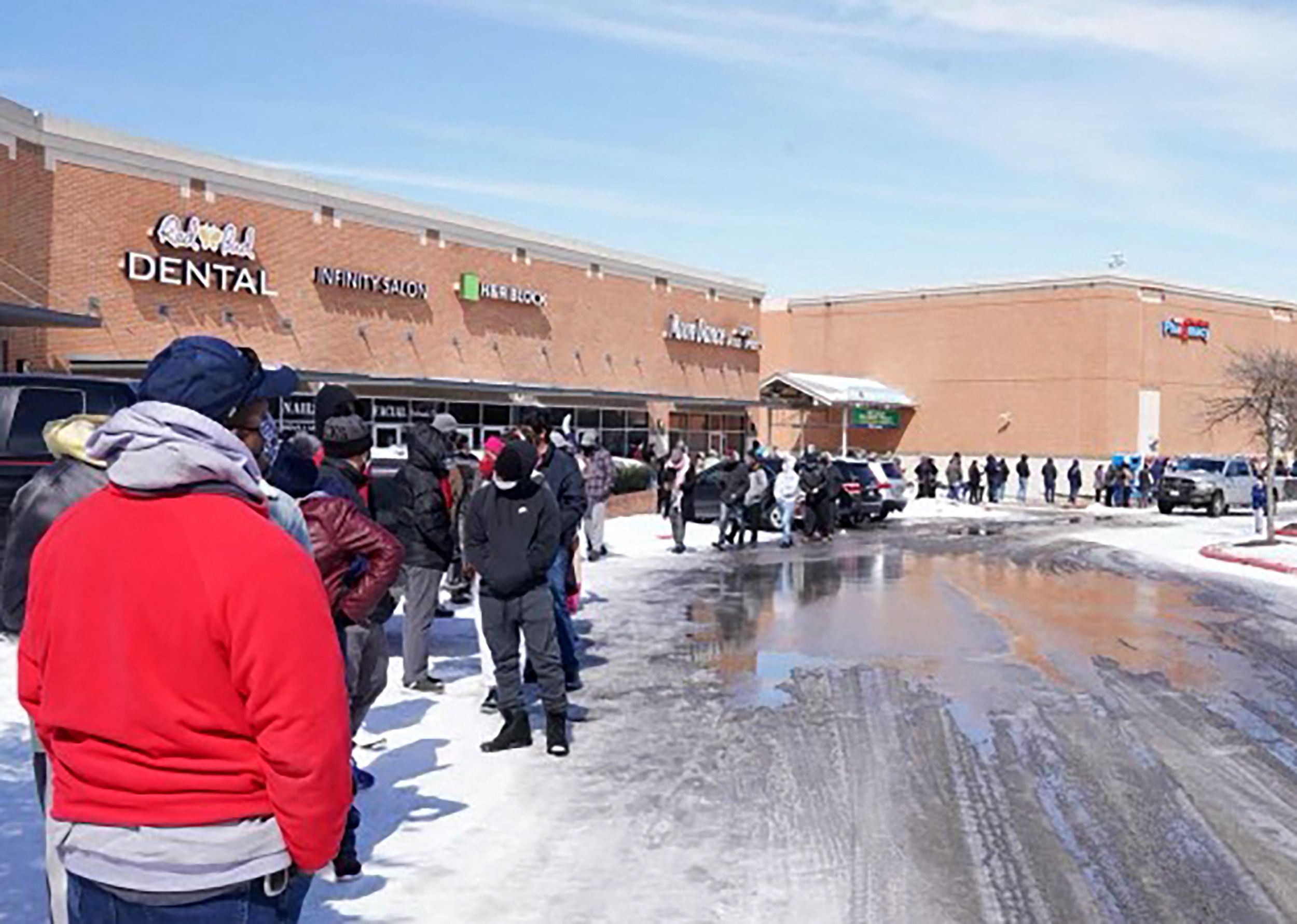 La gente espera en fila en un centro comercial para entrar a un supermercado. Foto: AFP.