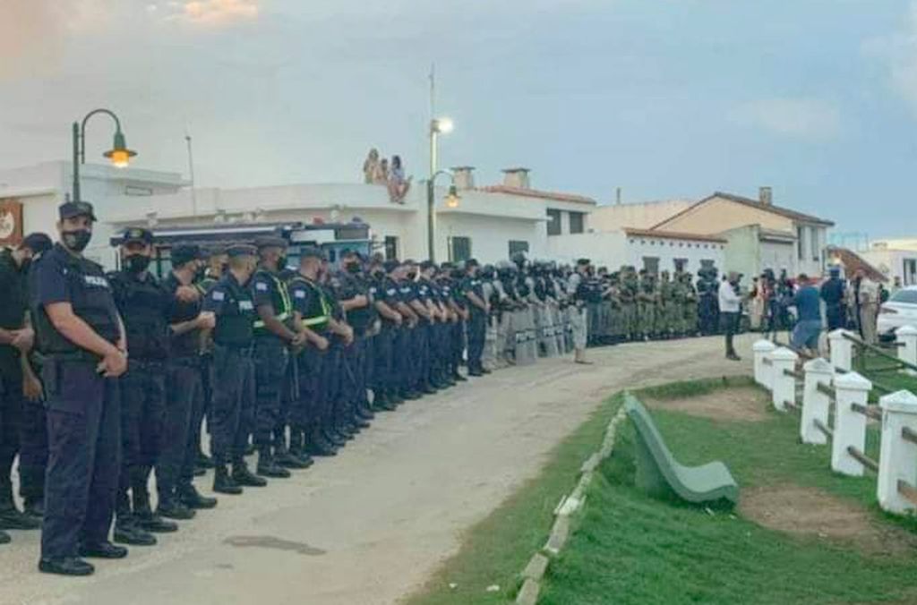 El lunes de tarde formaron frente al mar 190 efectivos, entre los 160 policías y los 30 marineros, antes de salir a controlar. Foto: @claudiovisillac