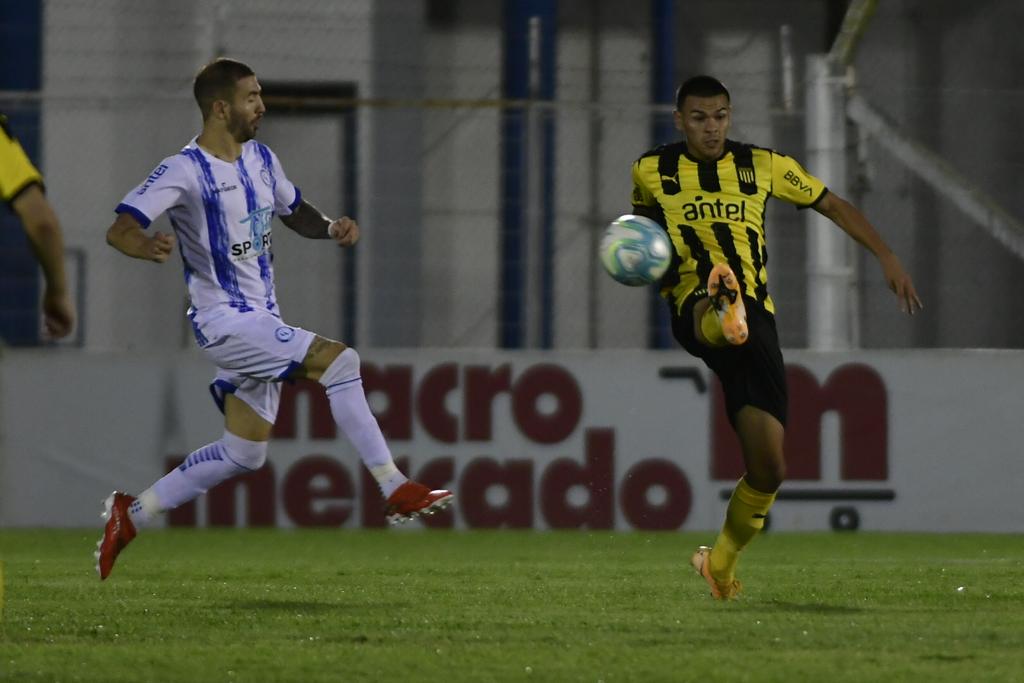 Agustín Álvarez Wallace ante la marca de Enrique Etcheverry en el Cerro Largo-Peñarol. Foto: Fernando Ponzetto.