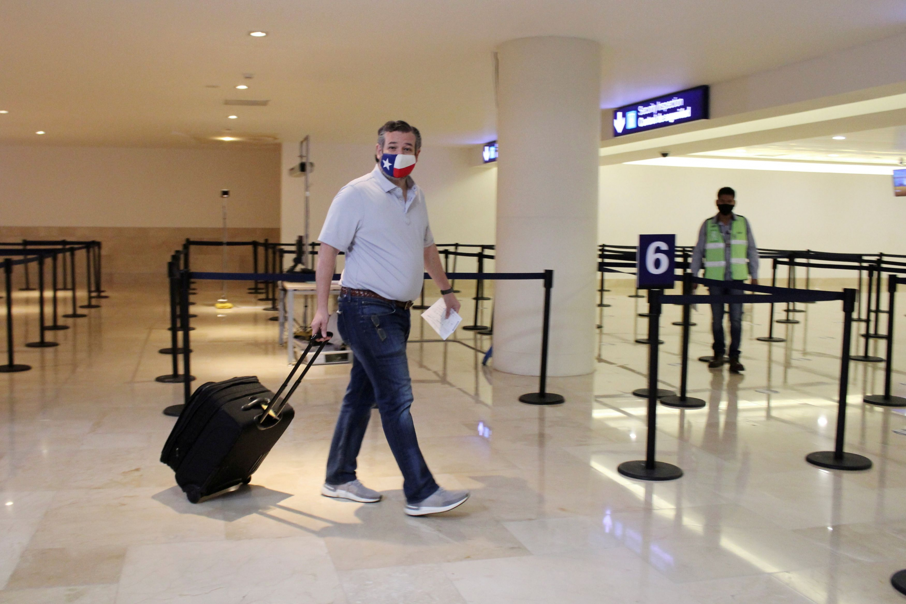 El senador de Texas Ted Cruz este jueves en el aeropuerto de Cancún. Foto: Reuterser