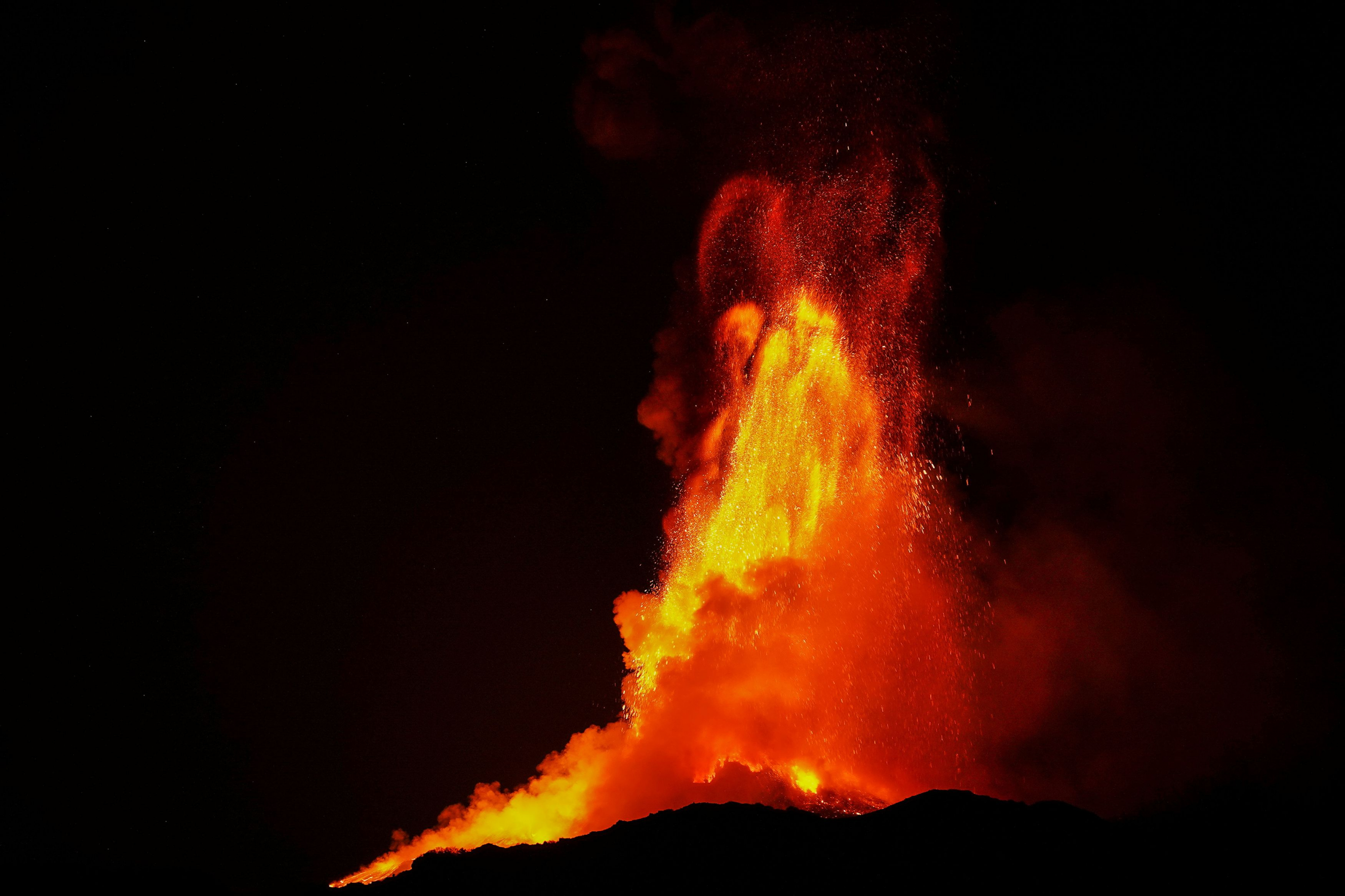 El monte Etna, el volcán más activo de Europa, continúa en erupción. Foto: Reuters.