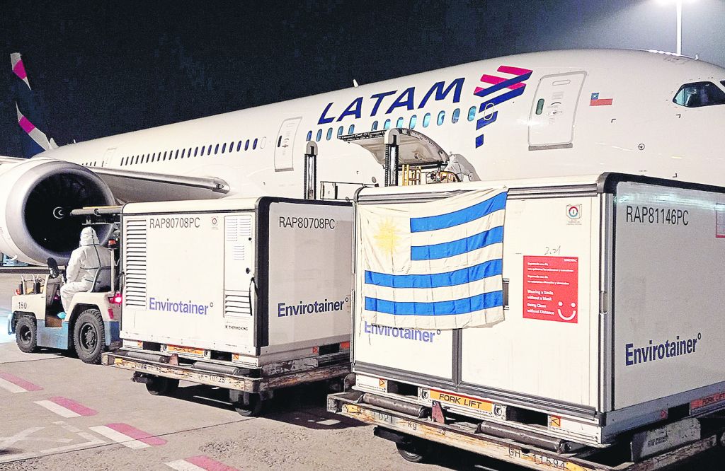 Avión de Latam con las primeras vacunas contra el COVID que llegarán a Uruguay.