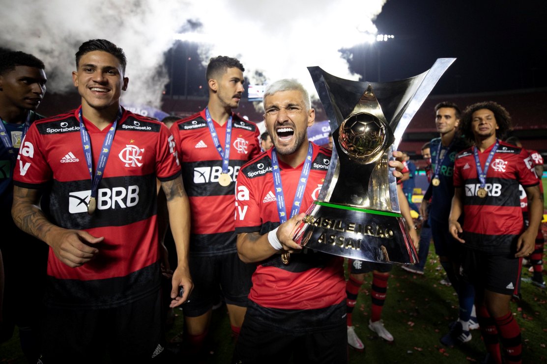 Giorgian De Arrascaeta con la copa de campeón en sus manos