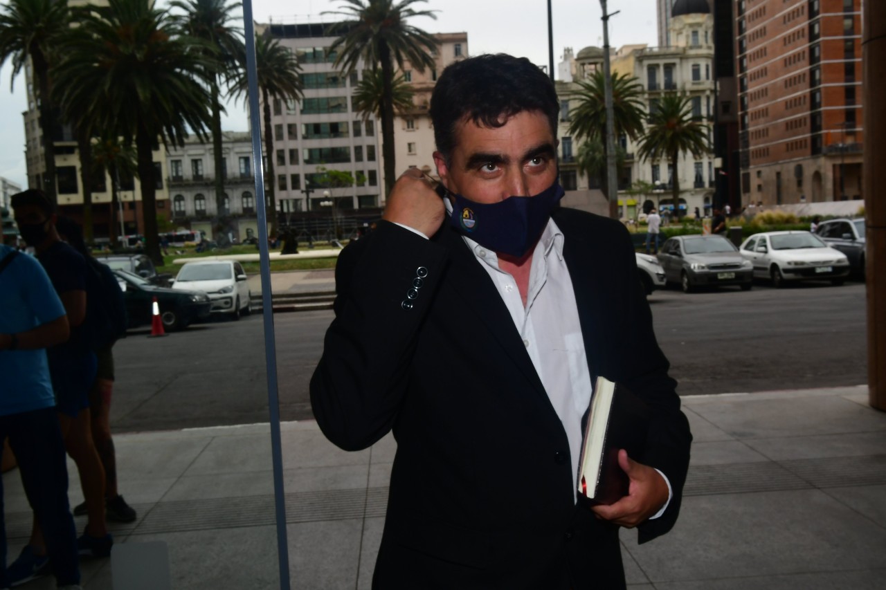 Andrés Lima saliendo de la Torre Ejecutiva. Foto: Francisco Flores.