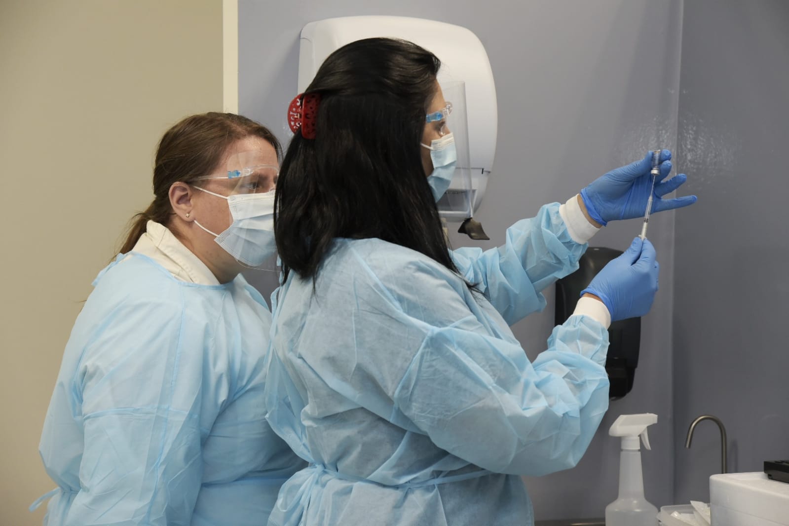 Enfermeras preparan la vacuna para inocular a los primeros funcionarios de la salud. Foto: Leonardo Mainé