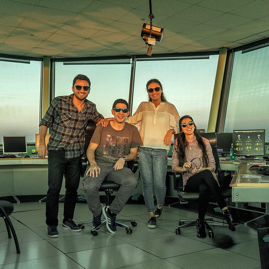 Chloé Llovet con sus compañeros de la torre de control. Foto: Chloé Llovet