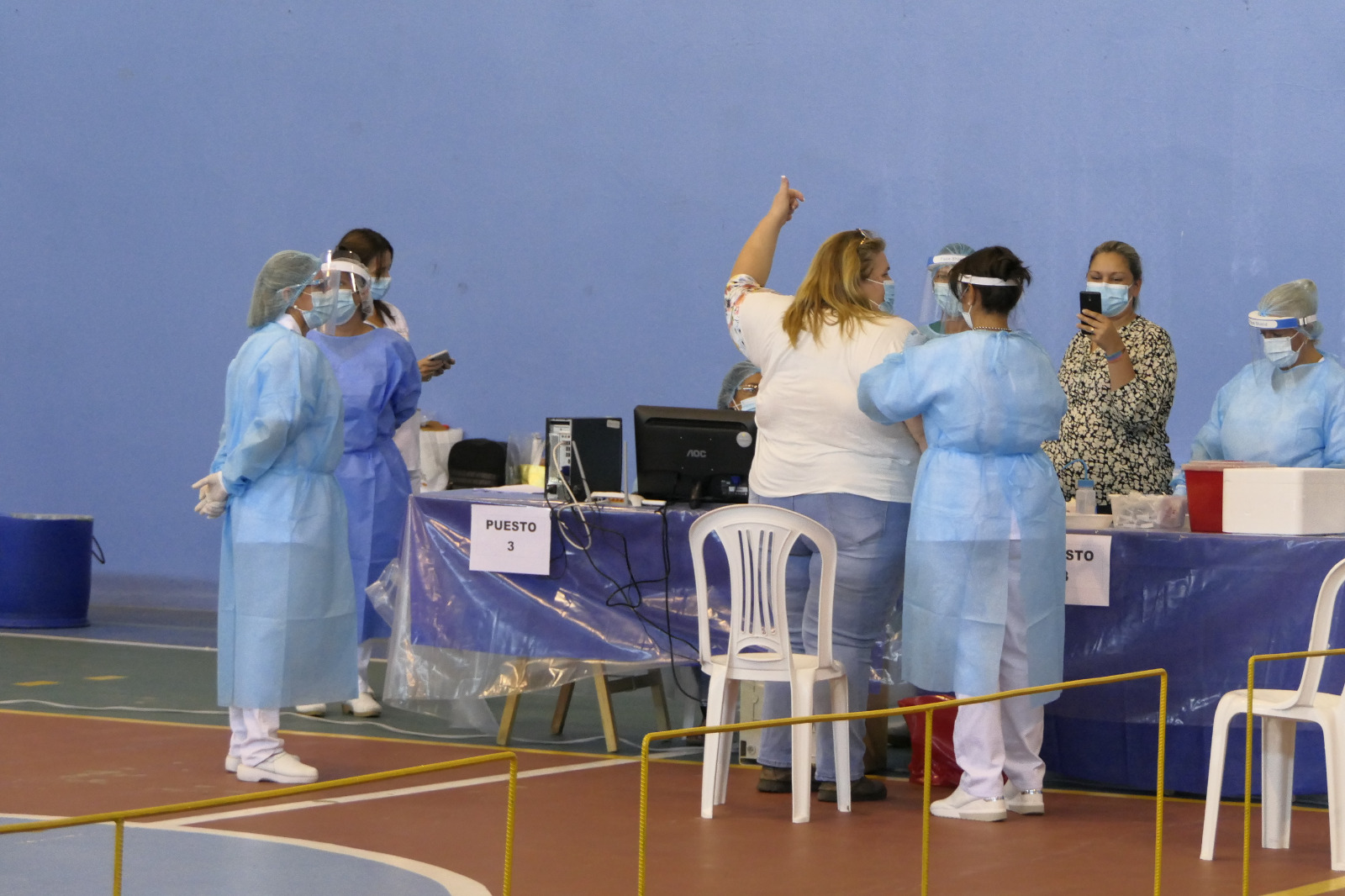 Funcionarios de la salud se vacunan en el Campus de Maldonado. Foto: Ricardo Figueredo