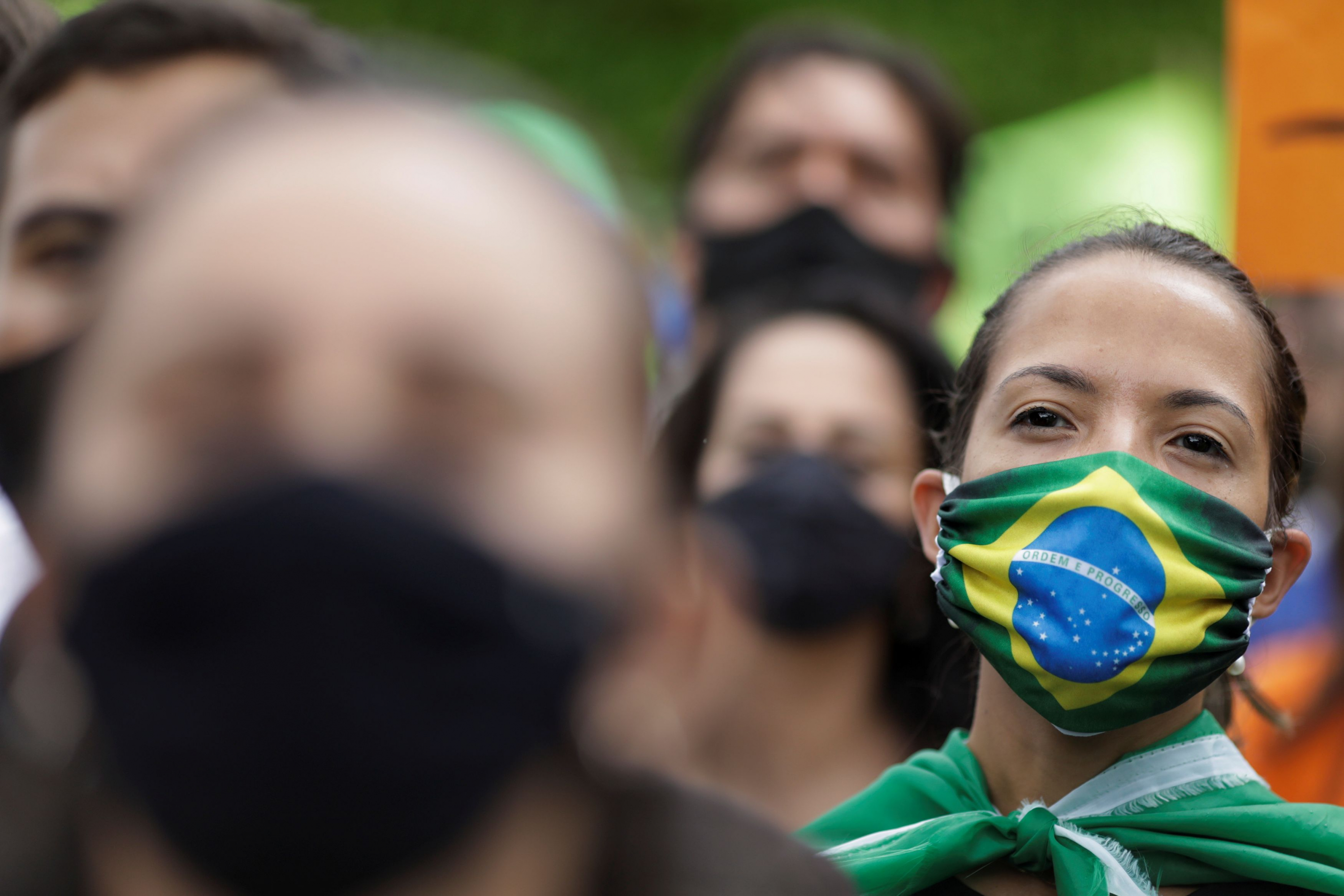 Protesta este domingo en Brasilia contra las últimas medidas del gobernador para bajar la tasa de contagios. Foto: Reuters